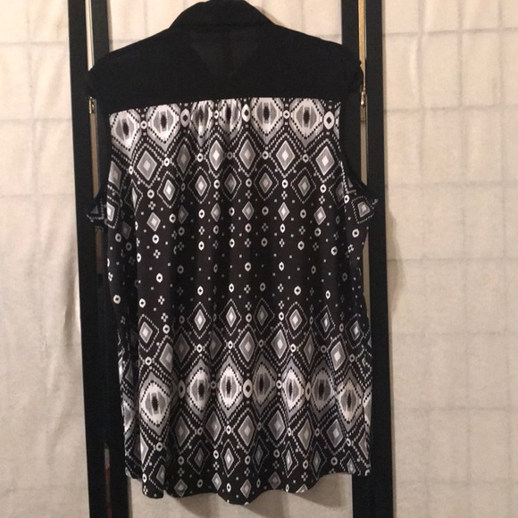 PerSeption Women sleeveless black and white blouse - Picture 2 of 4